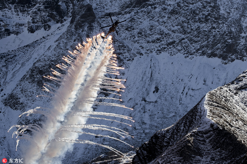 瑞士空軍飛行員在阿爾卑斯山區高空炫技