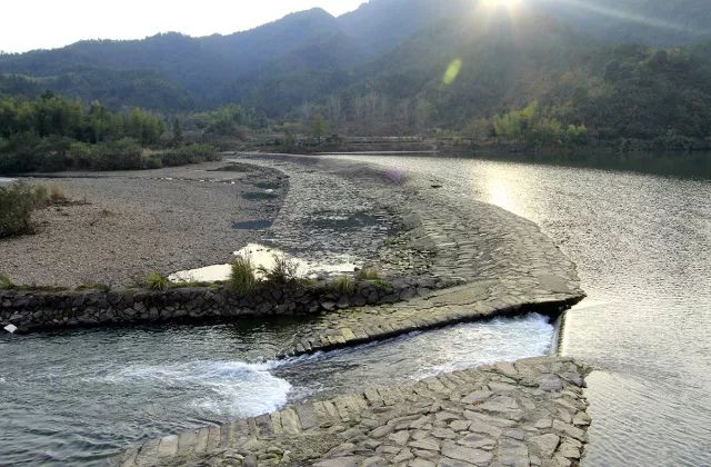 浙江麗水通濟堰東風堰位於四川省樂山市夾江縣,是樂山市繼樂山大佛