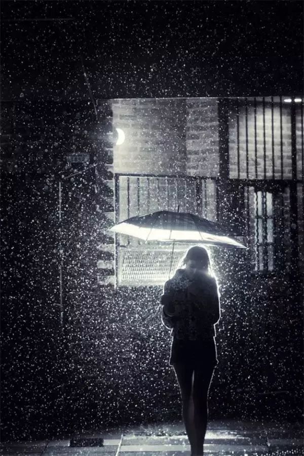 深夜雨中独行的图片图片