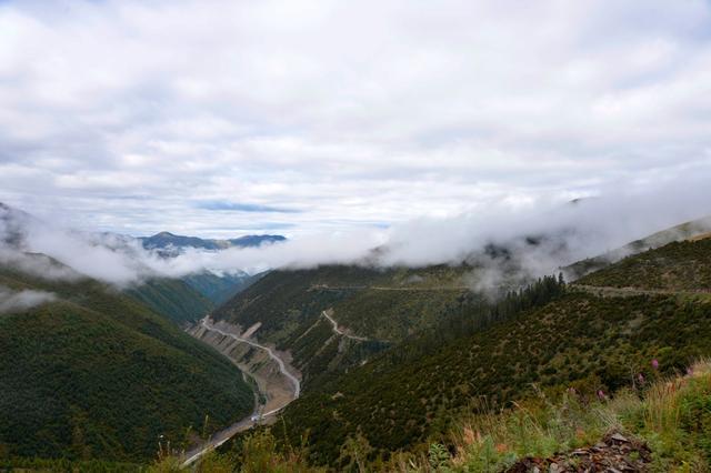 當年行駛川藏線,要翻越13座大山,就是我們俗稱的