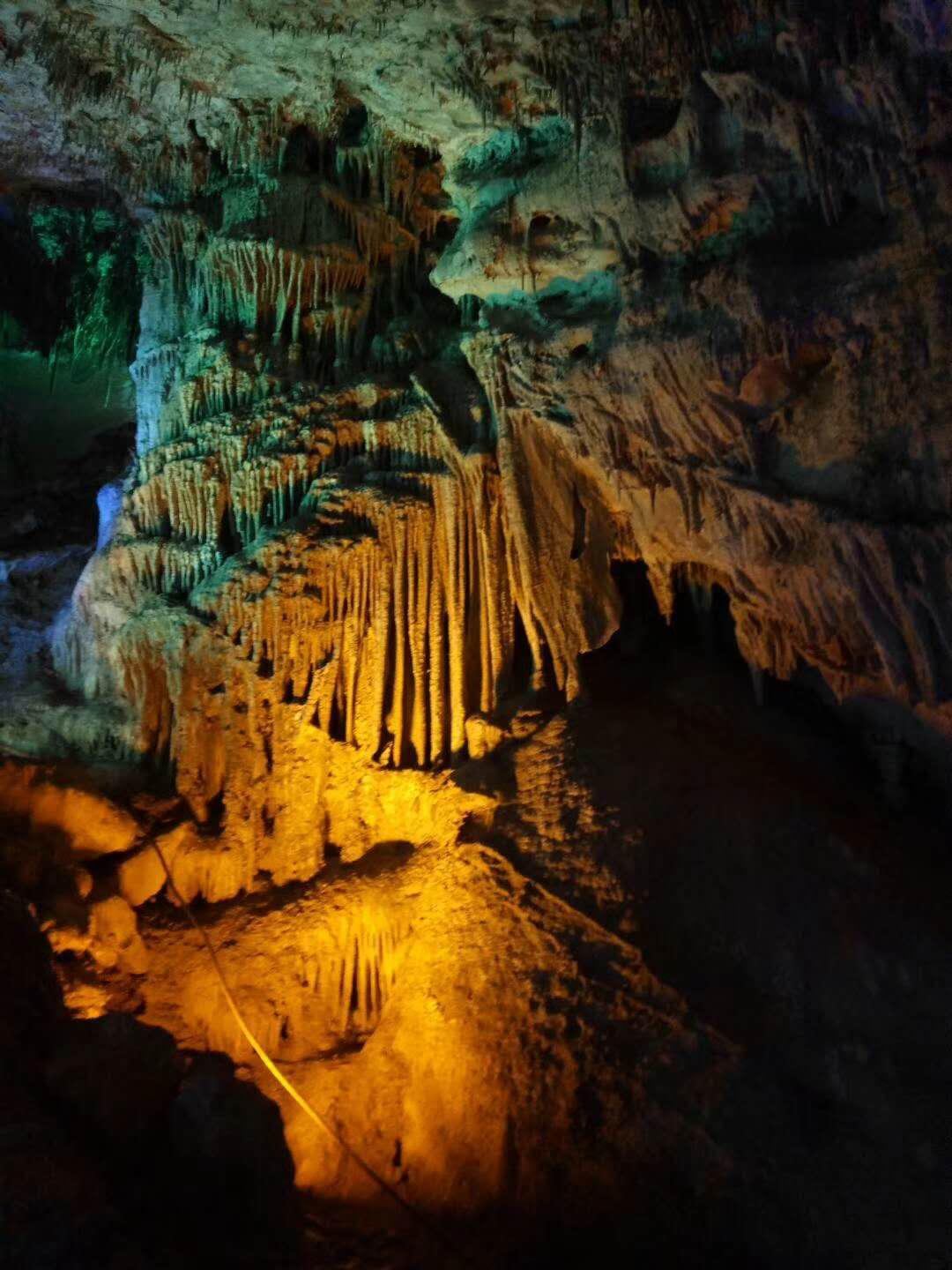 邢中崆山白雲洞有五個洞廳,第一個洞廳叫