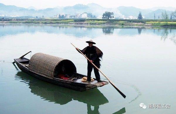 "青箬笠,绿蓑衣,斜风细雨不须归.