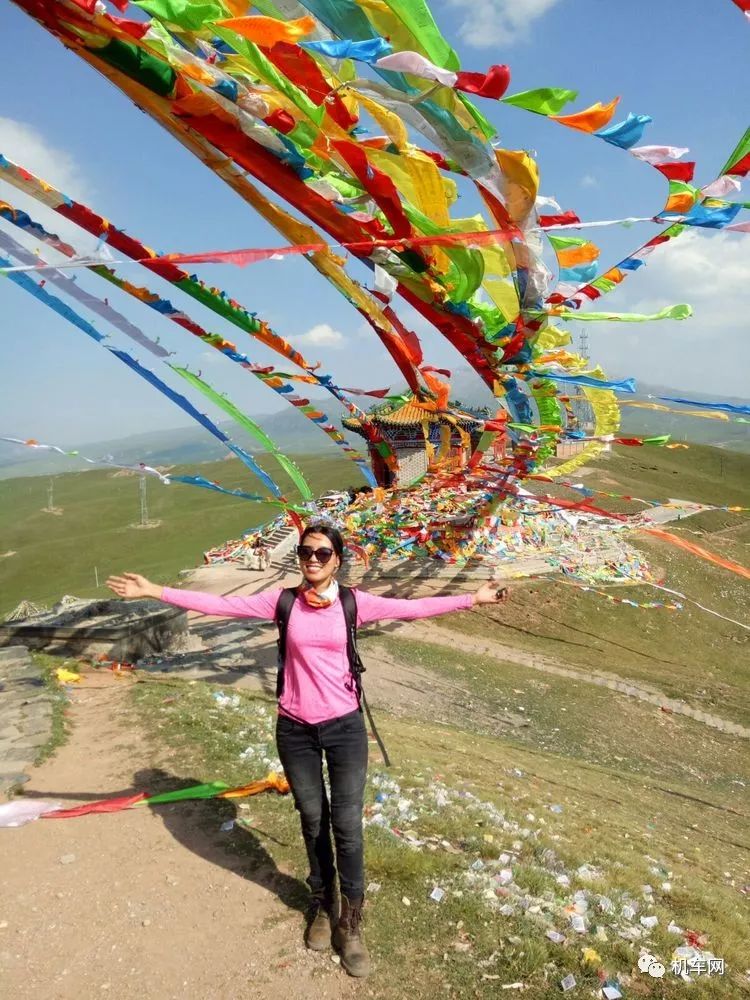 给我讲述文成公主在日月山的故事,带我在山顶感受大风里狂舞的风马旗