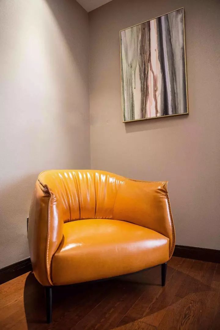 橙色的沙发给整个空间添加了亮点