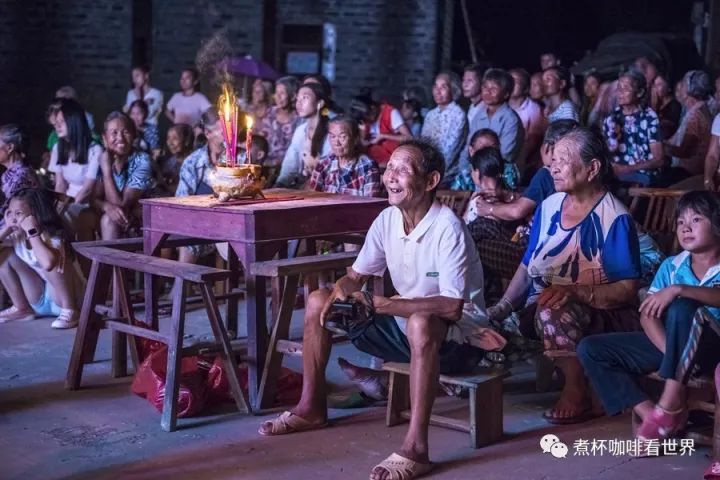 年一度盛大节日高安八景观上朝拜搬板凳看戏咯