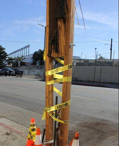 洛杉矶中国城车祸两人受伤 电线杆路灯杆被撞断