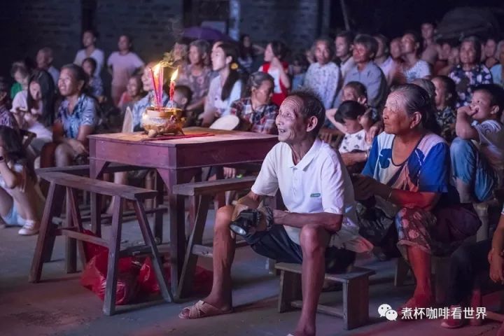 年一度盛大节日高安八景观上朝拜搬板凳看戏咯