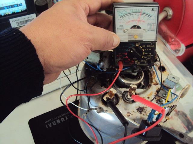 如何通过测插头判断电器是否短路?