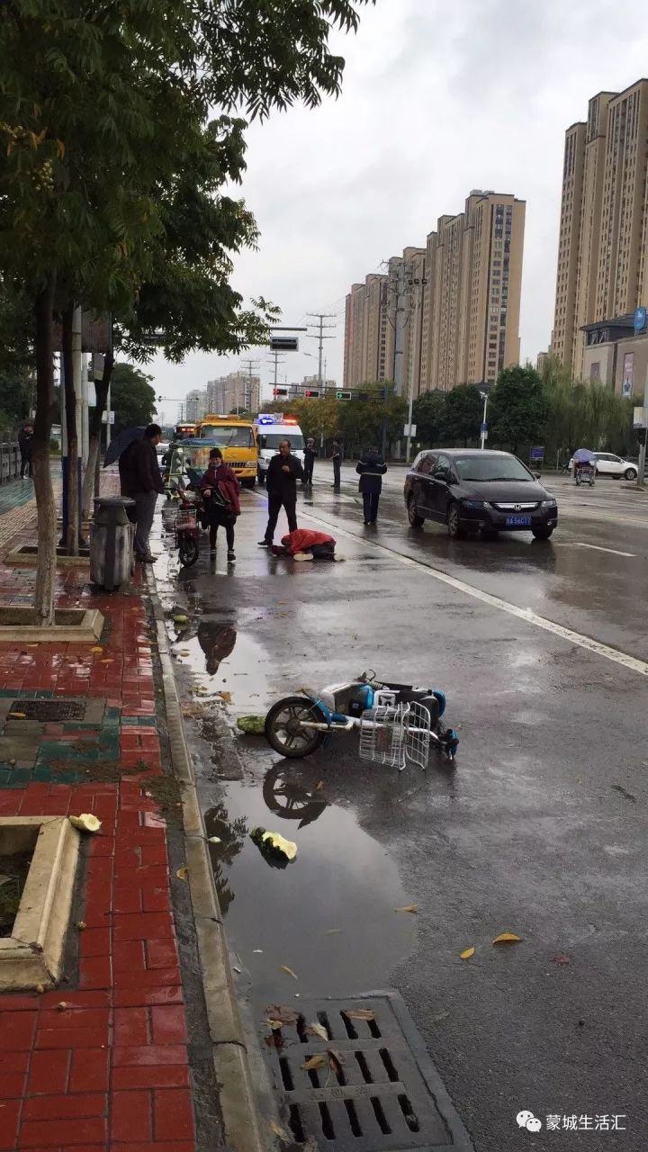 下雨天车祸图片真实图片