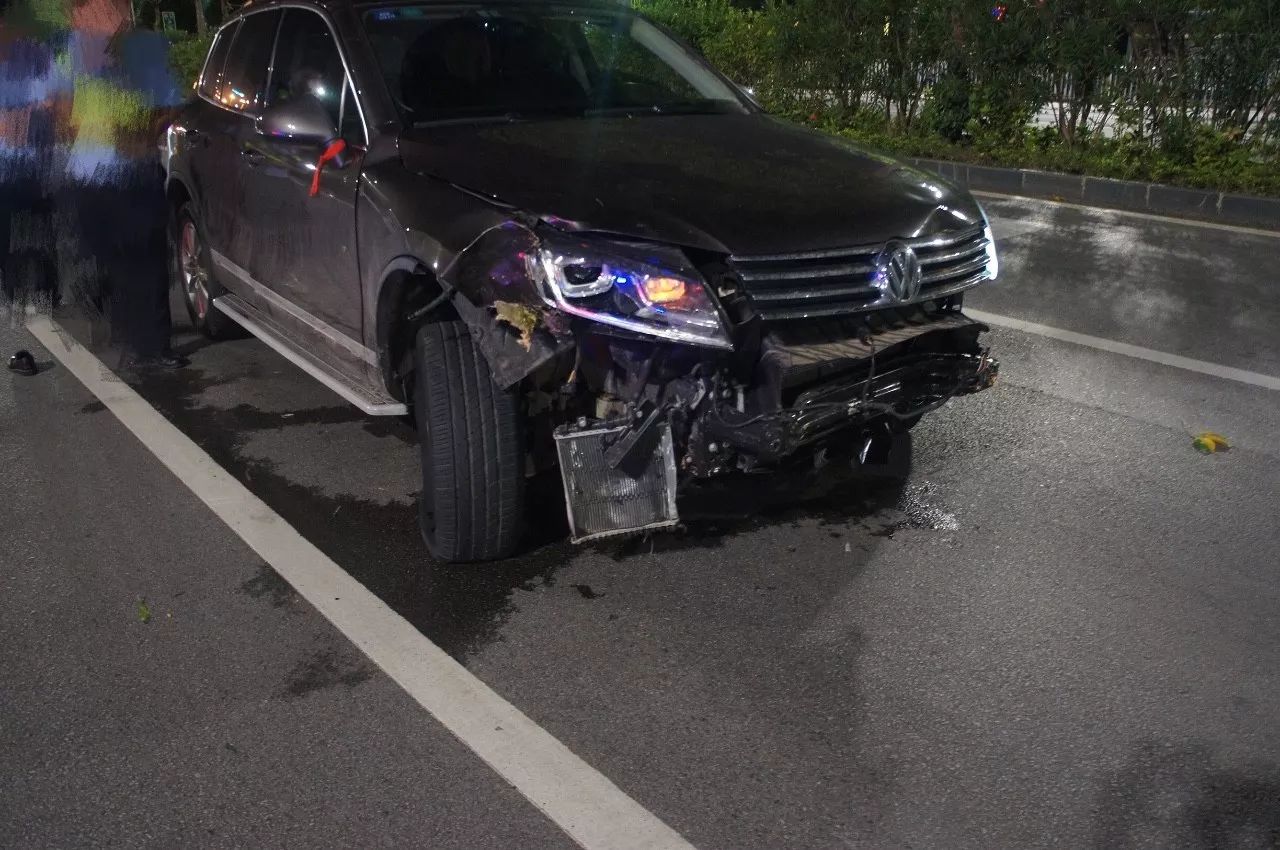 簡直戲精南寧一男子強行開走陌生人越野車出車禍後還暴力抗法