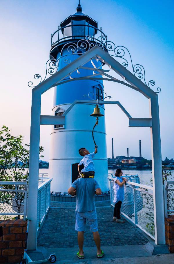 水乡留靓影 王贤芳《天幕下的传递者 梁炽鎏《金秋夕阳下的温馨》