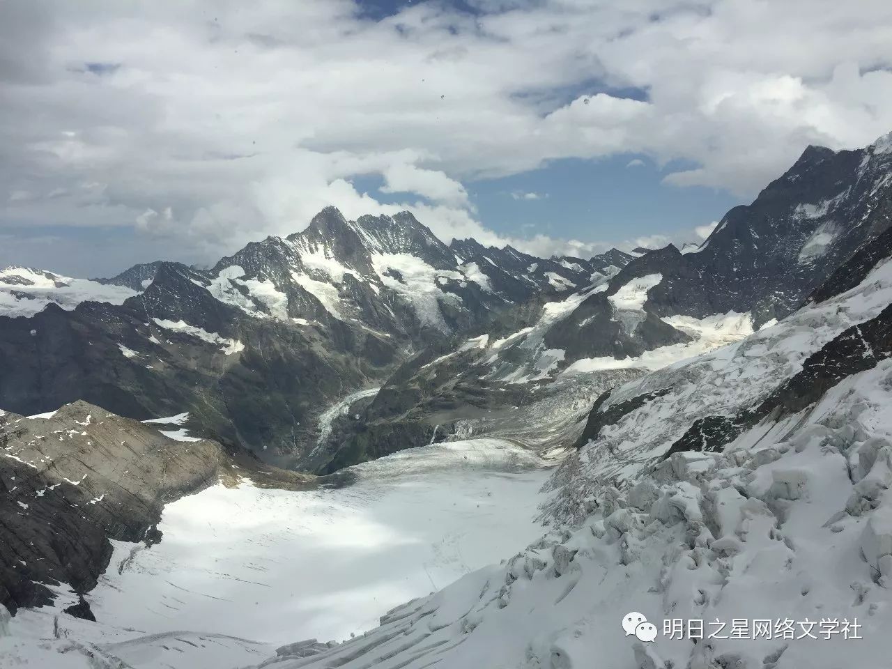 我们顺着楼梯走出门口,便能欣赏这大自然馈赠