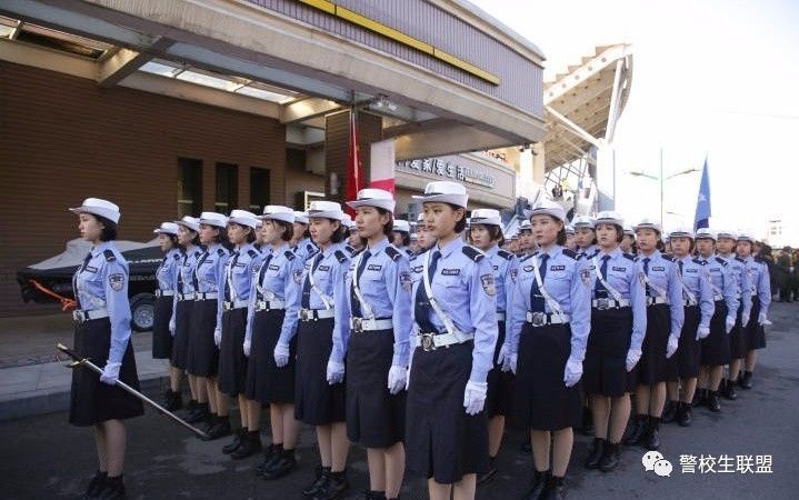 你是否脱了夏值勤换上了警服长衬衫或春秋常服