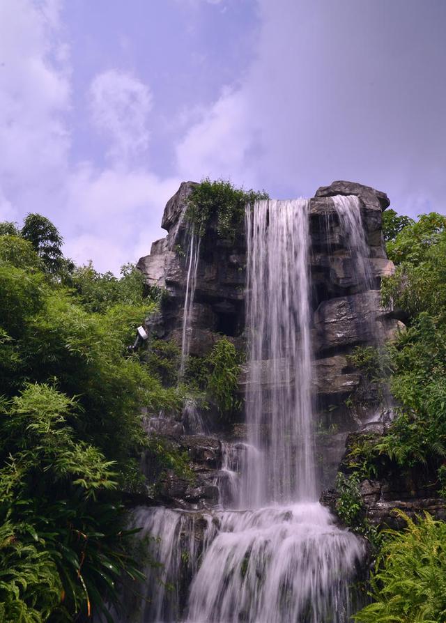 看瀑布何必遠去荒郊野外,柳州市區裡面就有