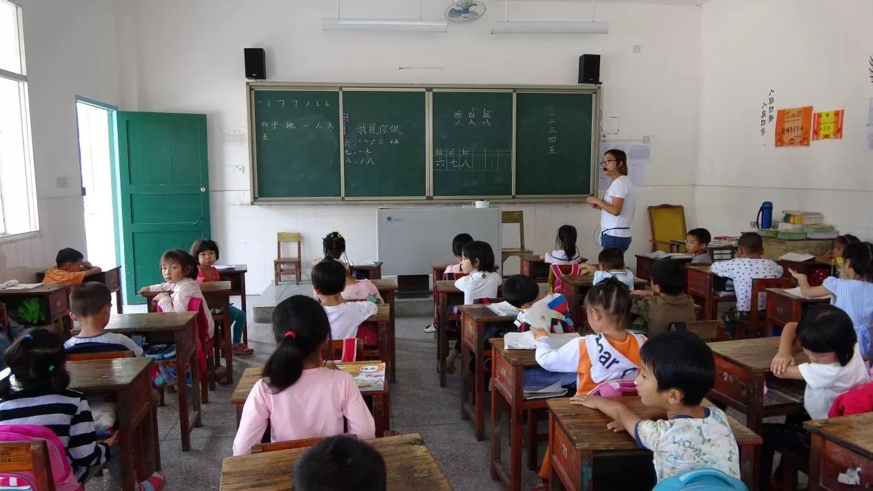 (往期志愿者在太平镇平安希望小学上课)