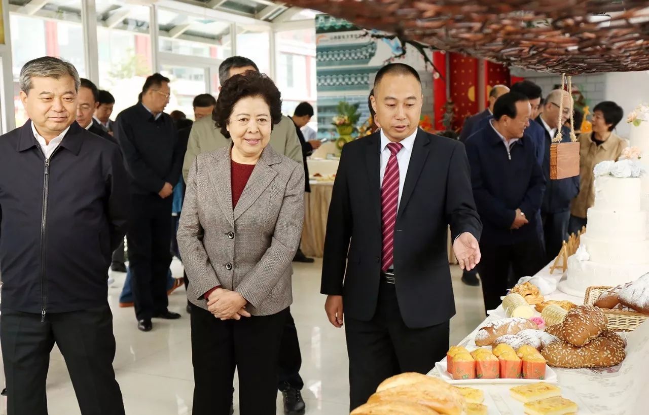 山西省人大常委会副主任胡苏平秘书长李仁和一行六人在太原市委书记