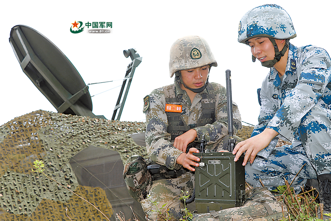 上等兵石鑑豪運用陸空協同電臺向準備臨空的空軍戰機準確報告打擊座標