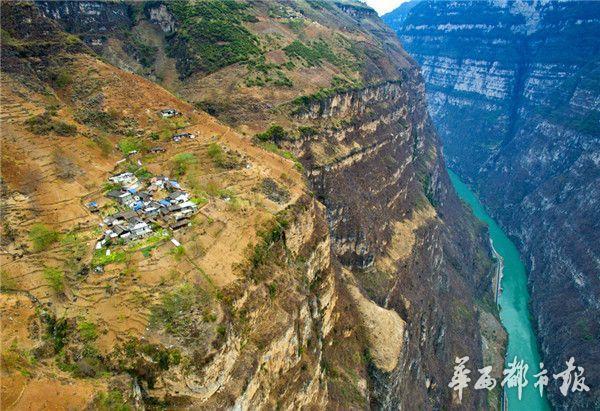 圖/老樂西公路巖窩溝路段圖/老樂西公路穿梭在大渡河峽谷的叢山峻嶺中