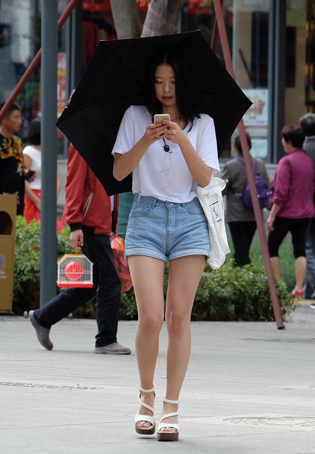 昆明南屏步行街上的熱褲長腿美女,走路不要玩手機了