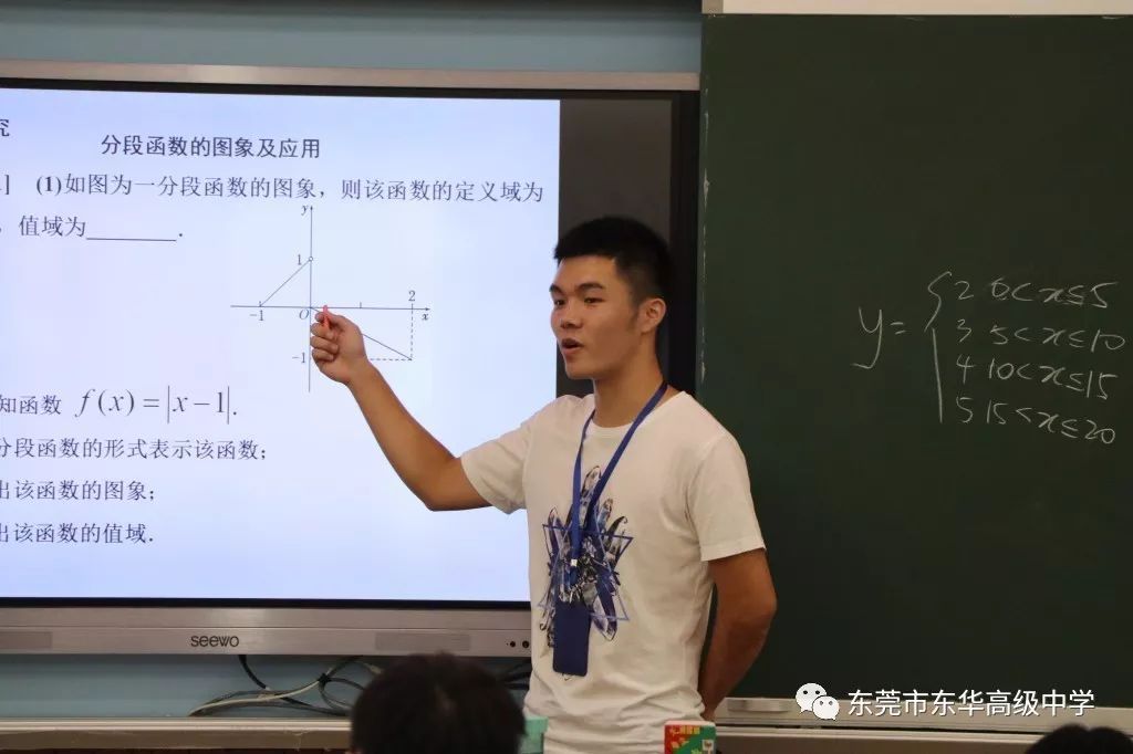 語文組馬照老師走下講臺指導學生進行小組合作物理教師廖春榮講解公式