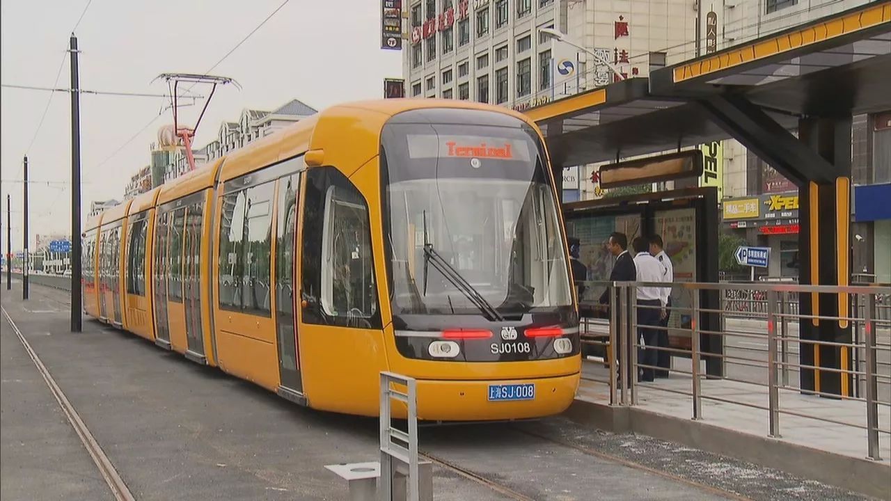 今天上午,松江現代有軌電車在t2線西段江學路站-文匯路站進行了首次