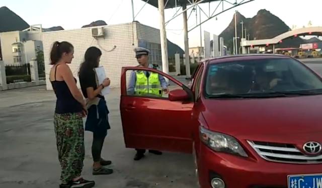 高速女交警搭顺风车图片