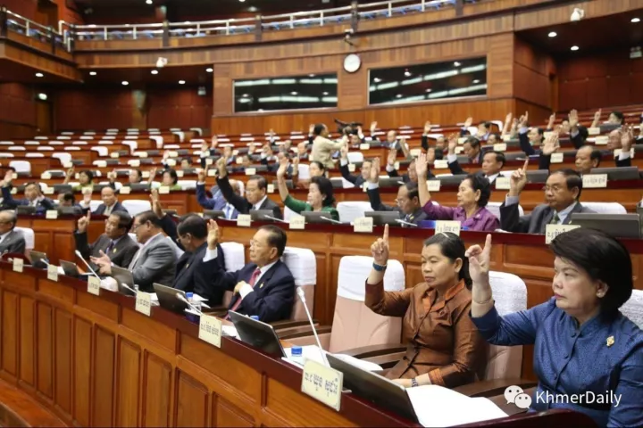 西哈莫尼国王赞赏国会为国家和平发展做出的贡献