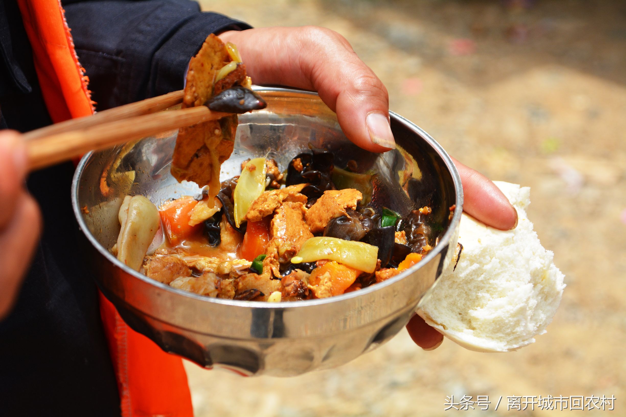 七旬大爺工地做大鍋飯十年 從未漲價感動工人