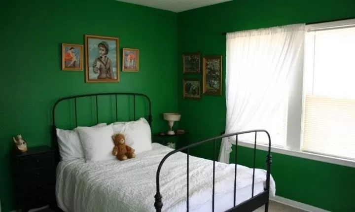 儿童房的色彩运用得较为张扬,大面积的绿色,给孩子提供了一个不压抑