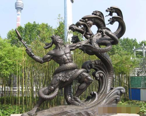 1,相柳—水神共工的小弟,身躯庞大,全身喷发毒水八岐大蛇是日本最