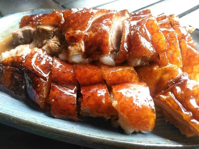 在众多的广东烧腊美食当中,广东烧鸭颇受饮食人们的