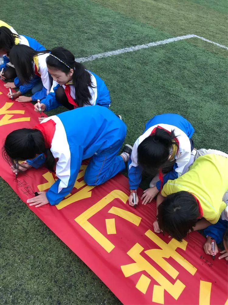 湖北省天门市第一小学庆祝建队68周年我是光荣的少先队员主题队日活动