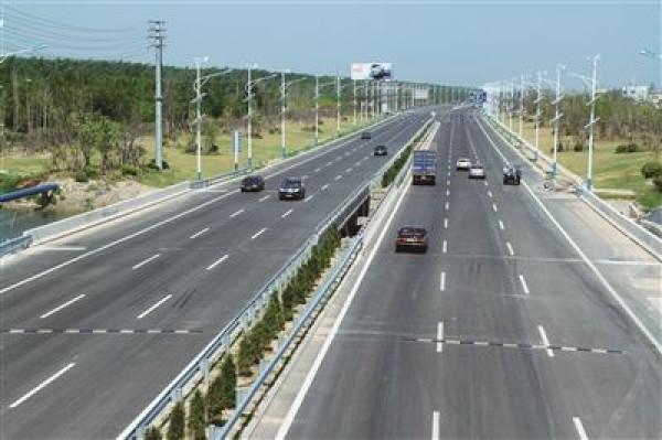g328国道新城段昨起大修 过往车辆限速单幅双向通行