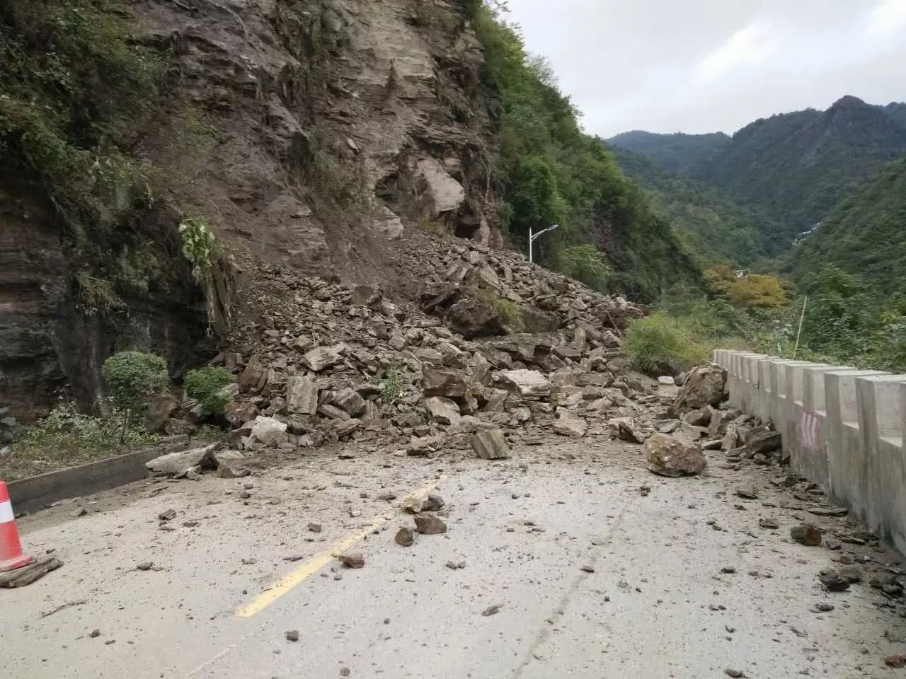 国道316线k1733 700m(沙沟梁子)发生山体滑塌 致使道路中断