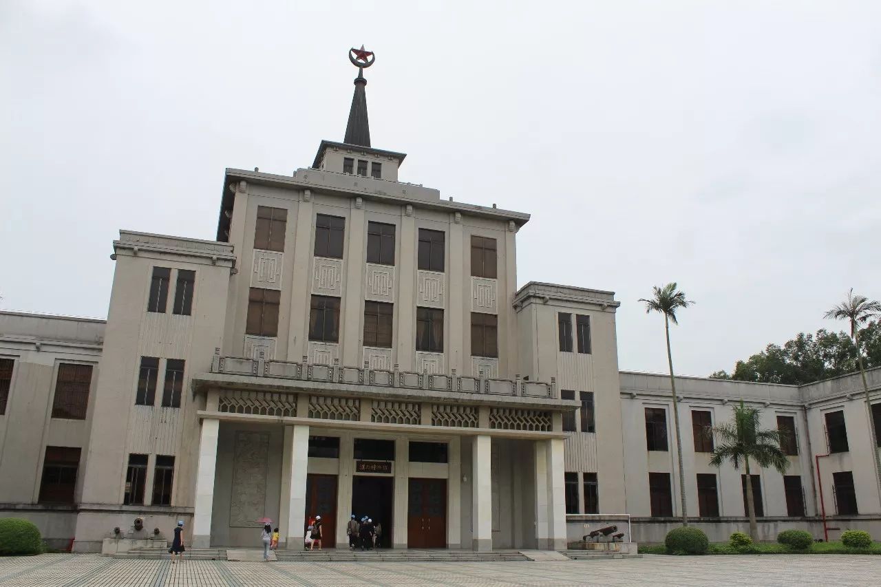 湛江市博物館湛江市博物館位於寸金公園後,是湛江不多的蘇式建築之一.