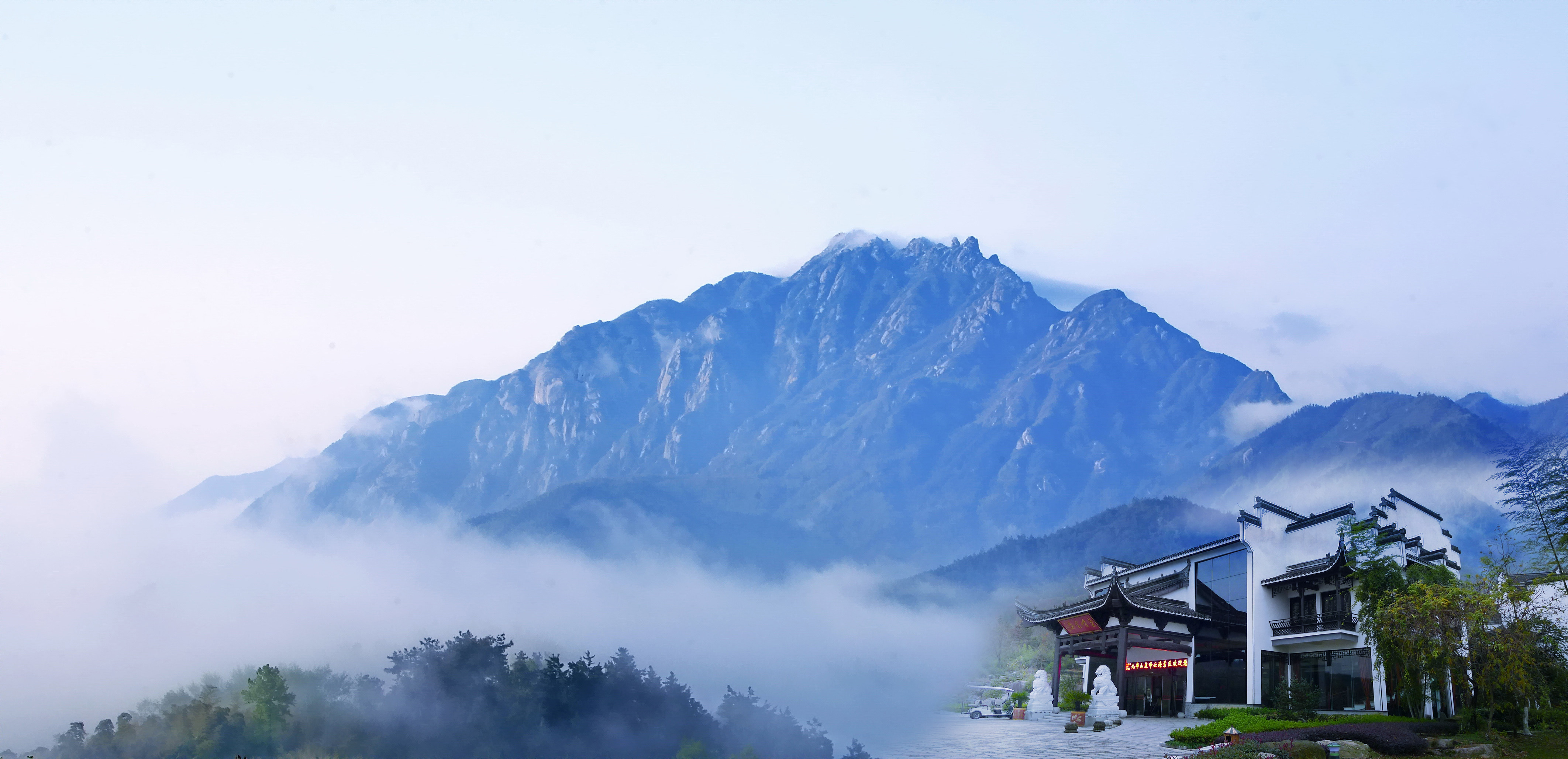 蓮峰雲海景區位於九華後山旅遊觀光帶,距青陽縣城西南8公里.