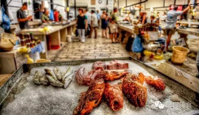 35,巴西贝伦鱼市是巴西北部忙碌的鱼市场,它被称为ver