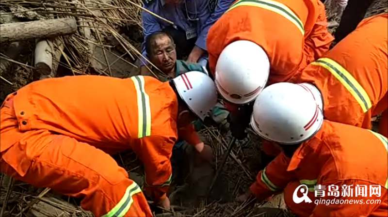 膠州一民房坍塌男子被困 消防官兵徒手救人(圖)