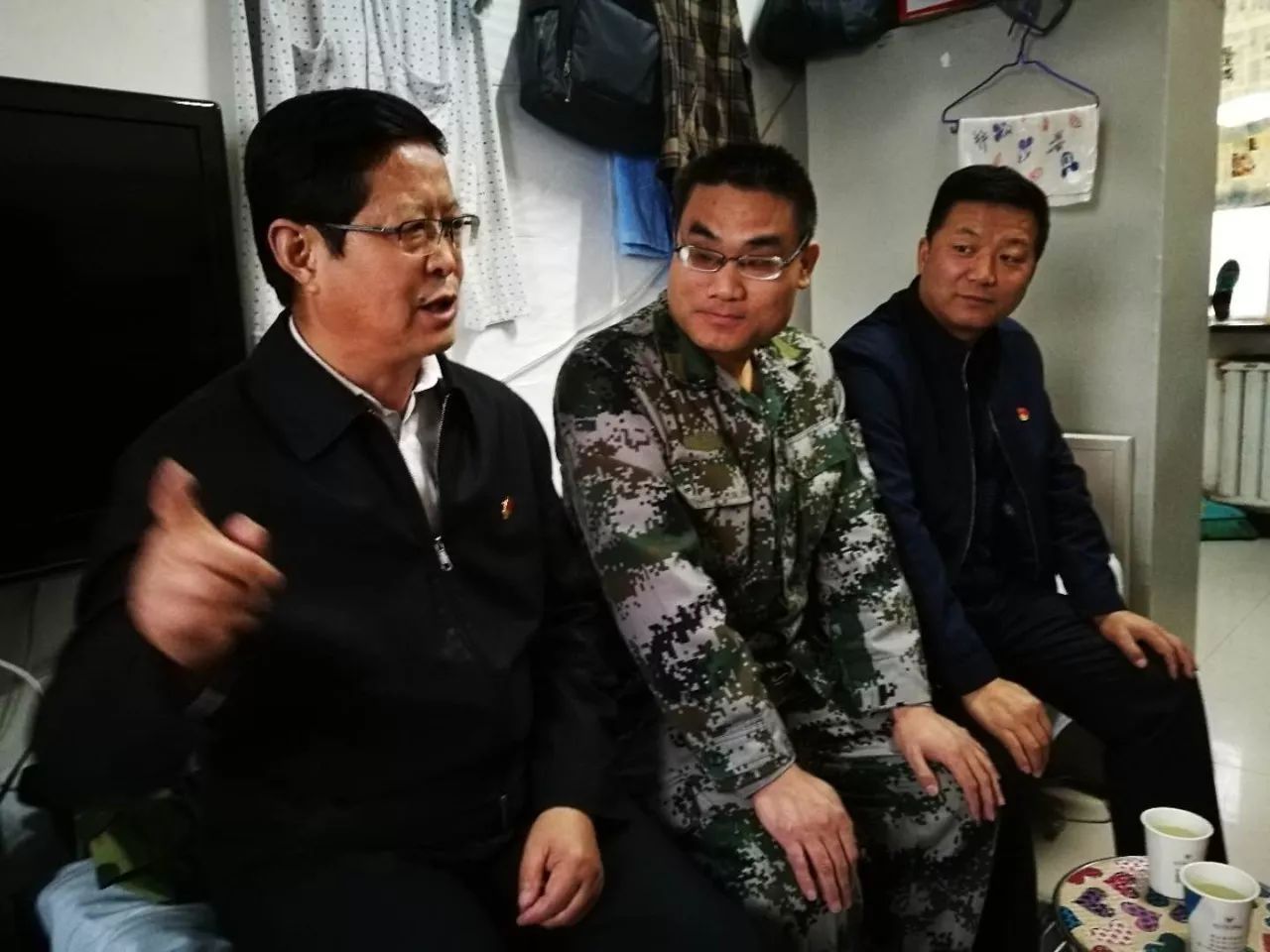 王校長和李軍奇老師親切交談慰問五團三連陳士齋老師編輯:冉 宏 初審