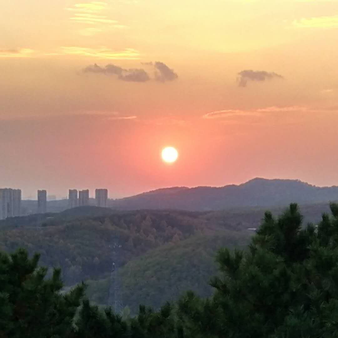 手机也能照出唯美秋色之抚顺高尔山落日