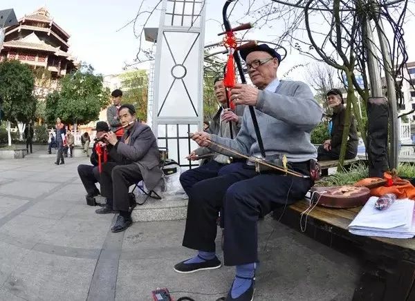 爸爸去哪兒上演美妙音樂會!陳小春二胡首秀,劉畊宏吹奏少數民族樂器