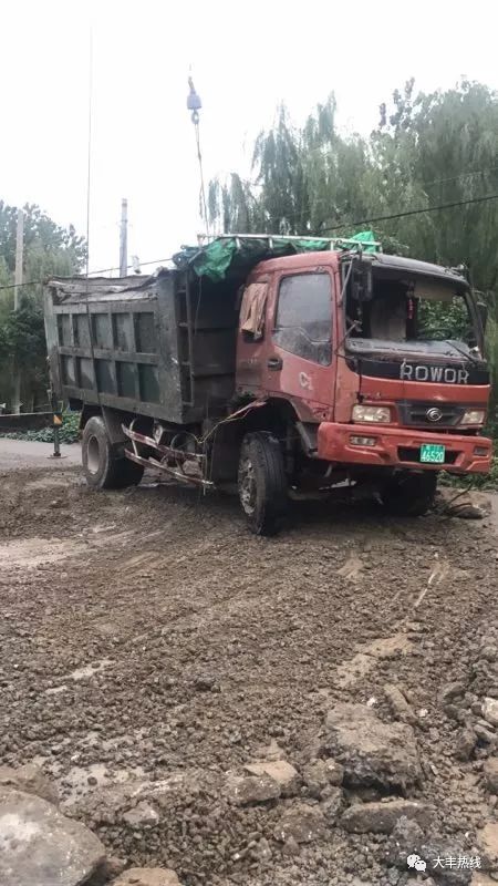 大豐渣土車避讓小車,致翻車!