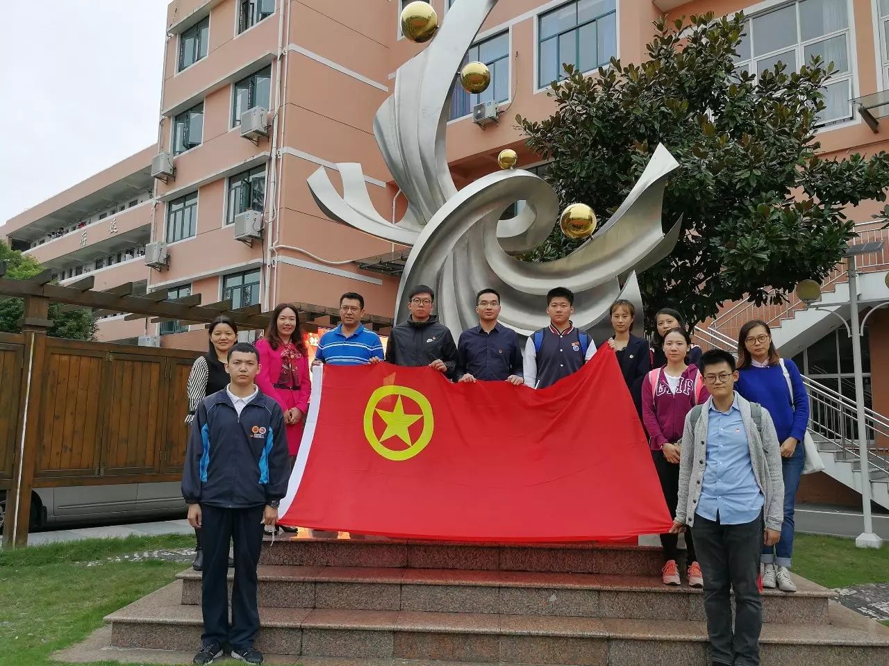 上海五四中学校服图片