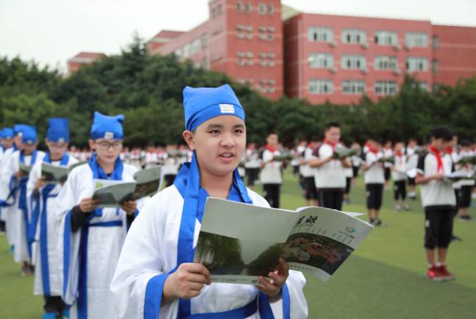 瞭解從養蠶到絞絲 織布成衣的過程龍安小學的孩子們抖空竹同時,新都區