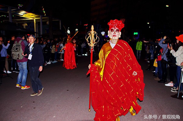 武汉欢乐谷万圣全日祭开幕 唐僧师徒成僵尸 鬼混游客吓得腿发软