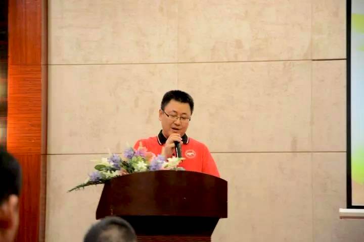 (商会秘书长王勇先生)会议的最后,由重庆机麻商会会长贺德才为各自