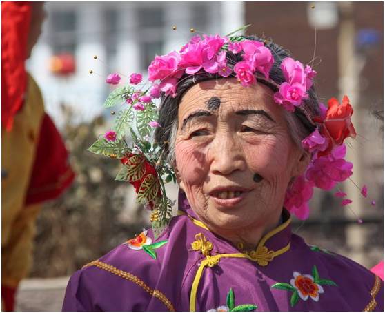 嘴角长痣媒婆图片