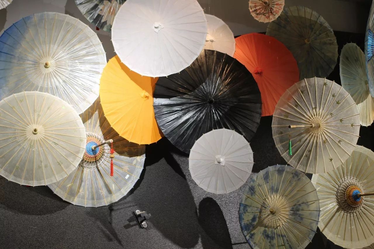 形色色的伞,互动与纪念品区一楼设有展区:伞的起源,传统伞具,西湖绸伞