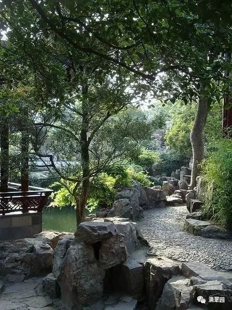 中国古典园林艺术的创作讲究层次美,常常利用障景营造路转溪头忽现
