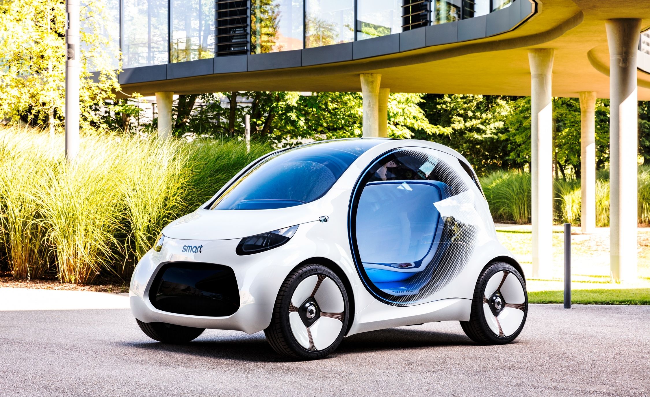 但我们对于乘坐这样的智能驾驶概念的未来汽车依旧保持开放和接受的